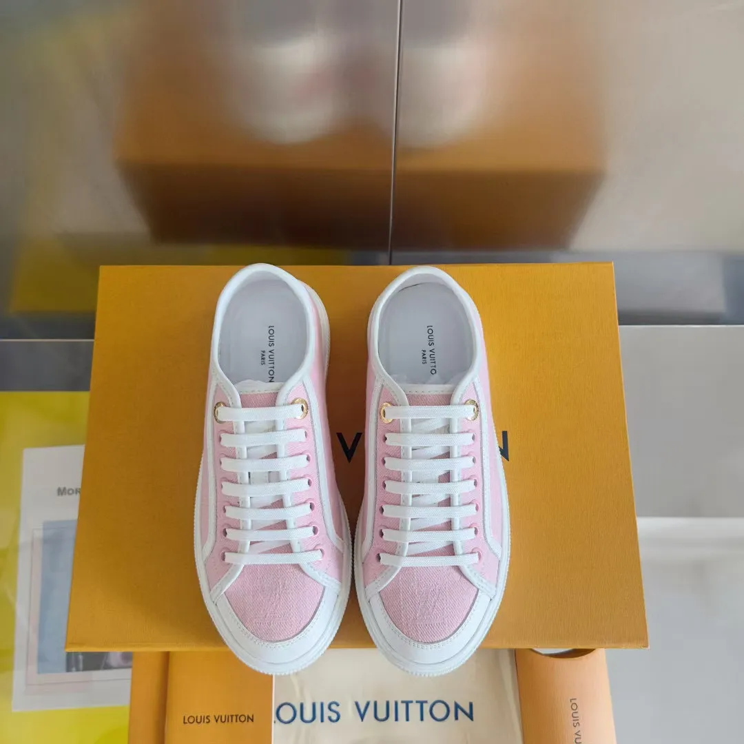 👟👟Ex-factory price 420👟👟 LV Louis Vuitton L Home Donkey Brand’s latest Lagoon series Thick-soled denim denim Embossed Presbyopia Thick-soled Casual sneakers Skateboard shoes Original purchase and development Production This Lagoon sneaker is made of Monogram denim, injecting a retro flavor into the classic design. The Louis Vuitton logo pops out from the leather trim, and the inscribed eyelets, trim and laces highlight the exquisite details. The rubber outsole embellished with Monogram flowers completes the whole. Exquisitely packaged at the delivery counter🛍📦 ▪️ Fabric: Original imported custom first-layer cowhide ▪️ Lining: Original imported cowhide lining ▪️ Sole: Original open-molded non-slip TPU material ▪️ Bottom thickness: 2.5CM ▪️ Size: Women's size 35-40 (41, 42 can be customized)